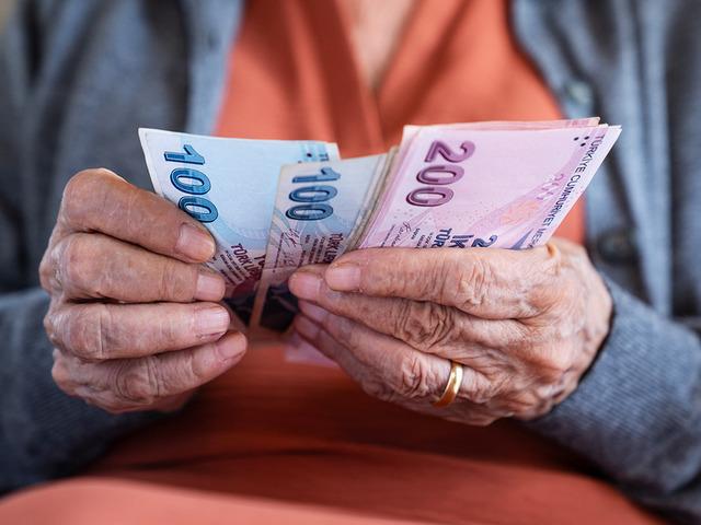 Emekli maaş zammı i&ccedil;in 5 farklı senaryo! 2027 en d&uuml;ş&uuml;k maaşı ne kadar olacak? Tahminler tek tek geldi