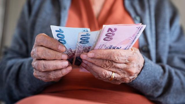 Emekli maaş zammı için 5 farklı senaryo! 2027 en düşük maaşı ne kadar olacak? Tahminler tek tek geldi
