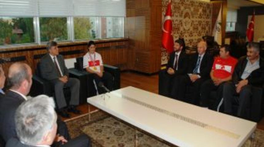 Şampiyon altınla &ouml;d&uuml;llendirildi