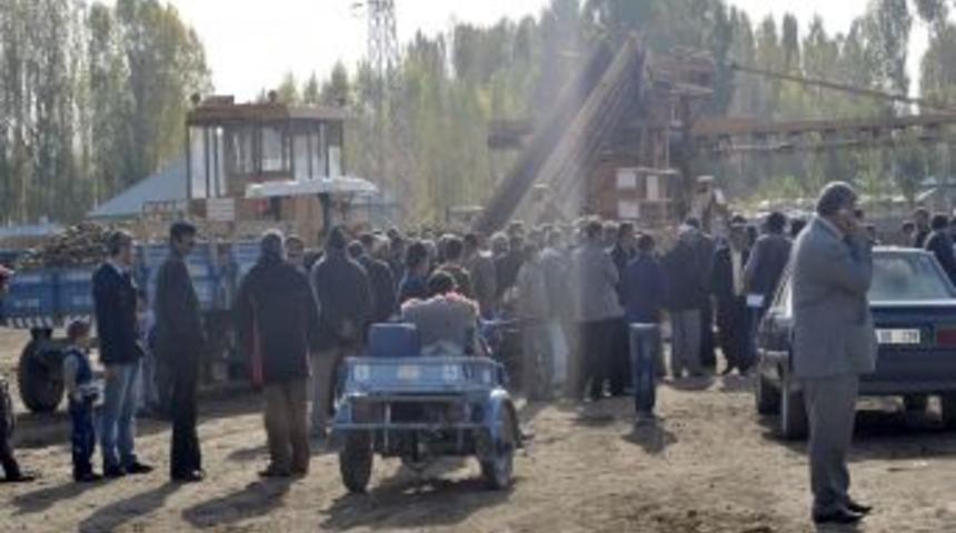 Kafasını şeker pancarı makinesine kaptıran &ccedil;ocuk can verdi