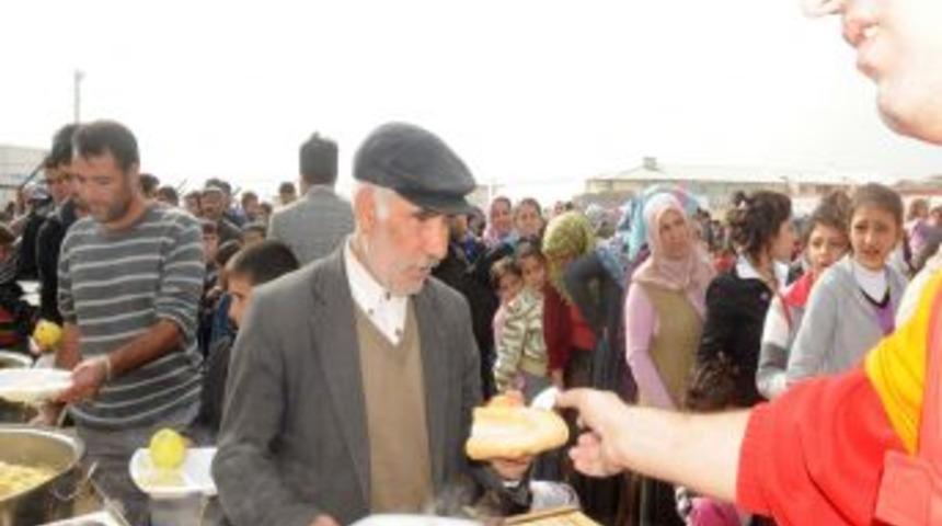 Depremzedelere sıcak yemek ulaştı, &ccedil;adır sıkıntısı devam ediyor