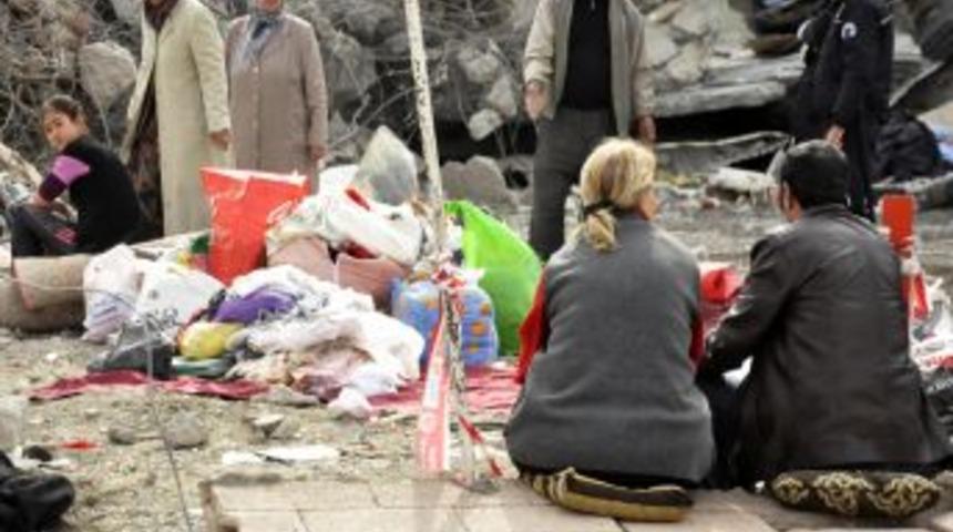 Van'da enkaz kaldırma &ccedil;alışmaları s&uuml;r&uuml;yor