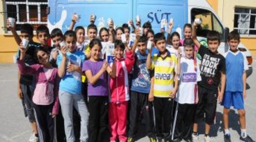 İzmir B&uuml;y&uuml;kşehir 246 okulda s&uuml;t dağıtıyor