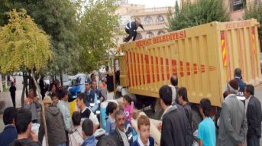 Midyatlılar &ouml;ğrenciler depremzedelere yardım g&ouml;nderdi