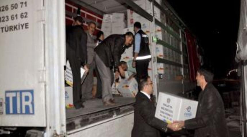Malatya'dan Van'a bir TIR dolusu yardım daha g&ouml;nderildi