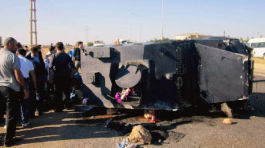 Polis aracı devrildi; 4 şehit 1 yaralı