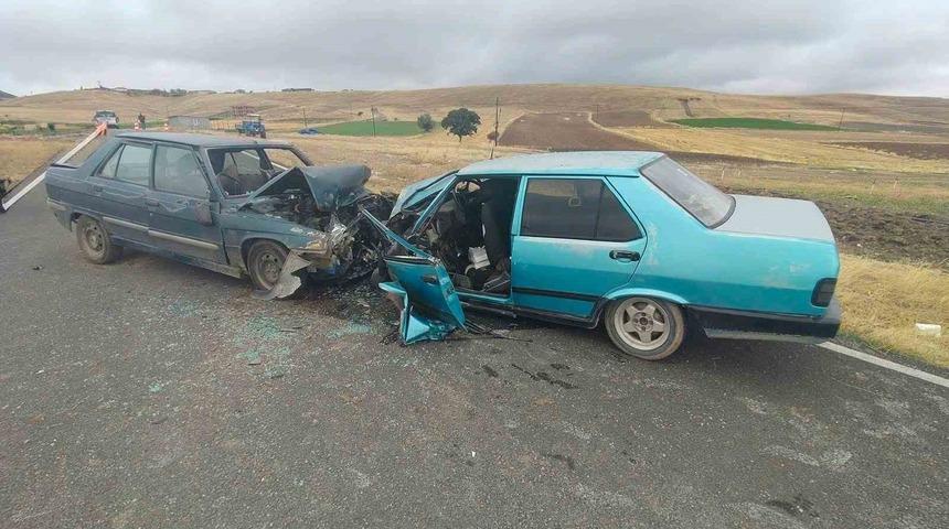 Otomobillerin kafa kafaya &ccedil;arpıştığı kazada 5 kişi yaralandı