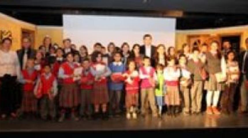 Kocaeli ekibi enkazdan iki kişiyi çıkardı