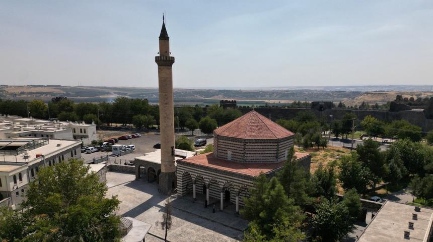 Bakan Ersoy duyurdu: Asırlık mabetler yeniden cemaatiyle buluşacak