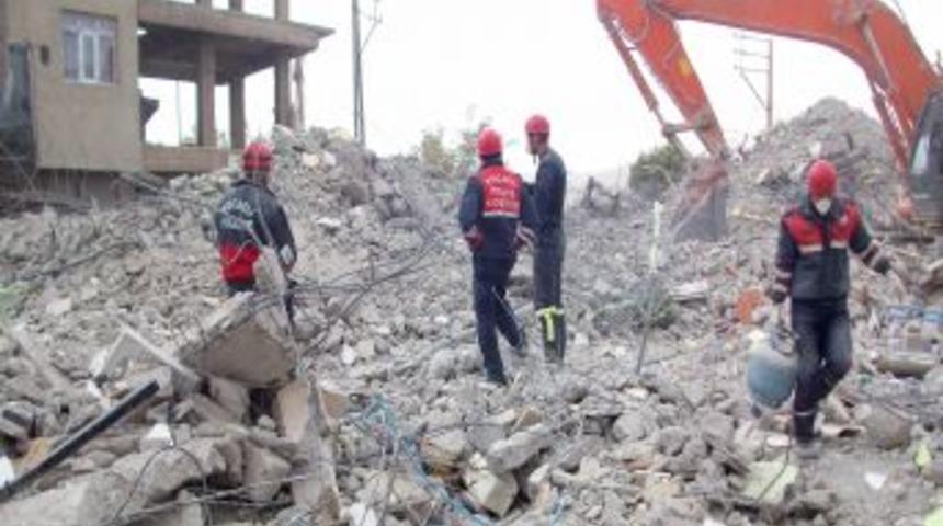 Kocaeli ekibi, enkazdan iki kişiyi canlı &ccedil;ıkardı