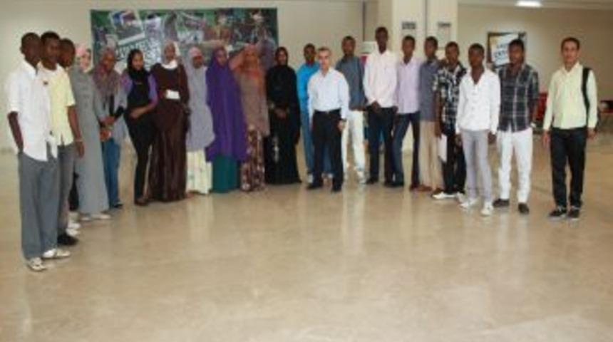 Zirve&rsquo;de Somalili 15 &ouml;ğrenci okuyacak