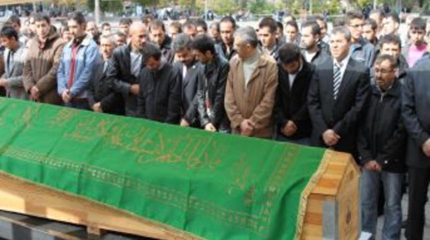 Depremde hayatını kaybedenlerden 2 aylık &ouml;ğretmen toprağa verildi