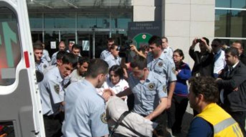 Adalet sarayında bı&ccedil;aklı kavga: 9 yaralı