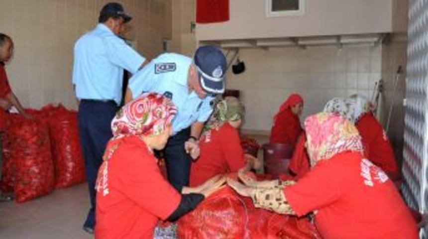 Zabıta ekipleri sal&ccedil;alık biber satış yerlerini denetledi