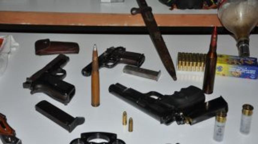 Ter&ouml;r bağlantılı uyuşturucu operasyonu: 18 g&ouml;zaltı