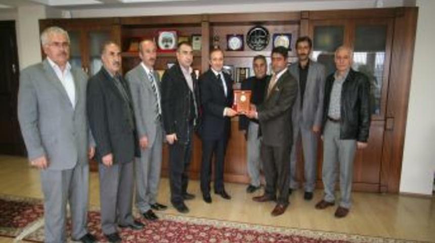 Aziziyelilerden, Başkan Küçükler'e teşekkür plaketi