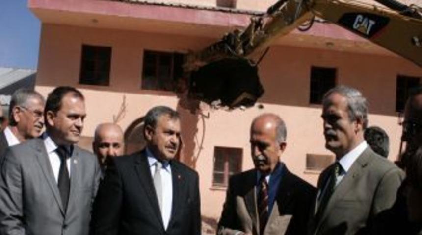 Bakan Eroğlu: Kamu kurumları, otel işletmeciliğini bırakmalı