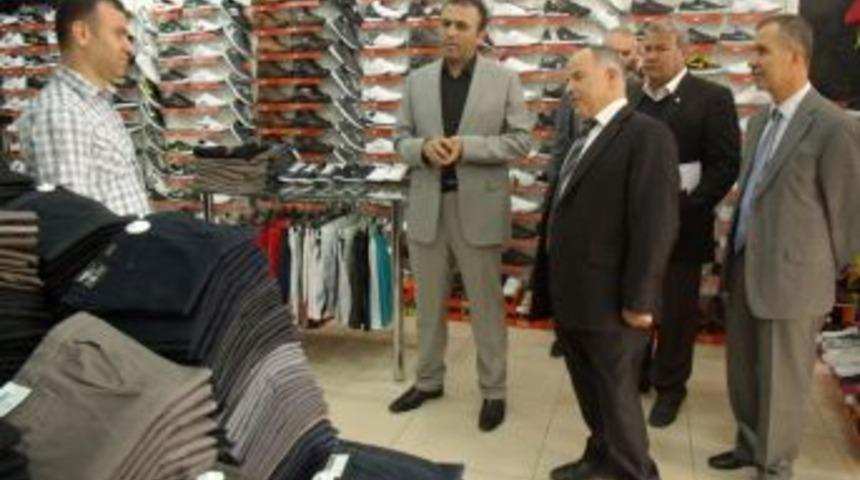 Kaymakam depremzedeler için kapı kapı yardım topladı