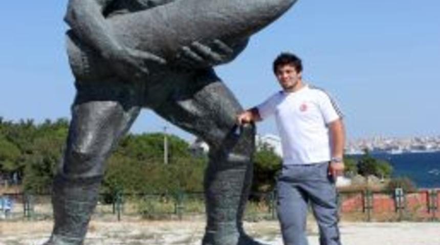 Milli g&uuml;reş&ccedil;i İldem Gelibolu Şehitliği'ni ziyaret etti