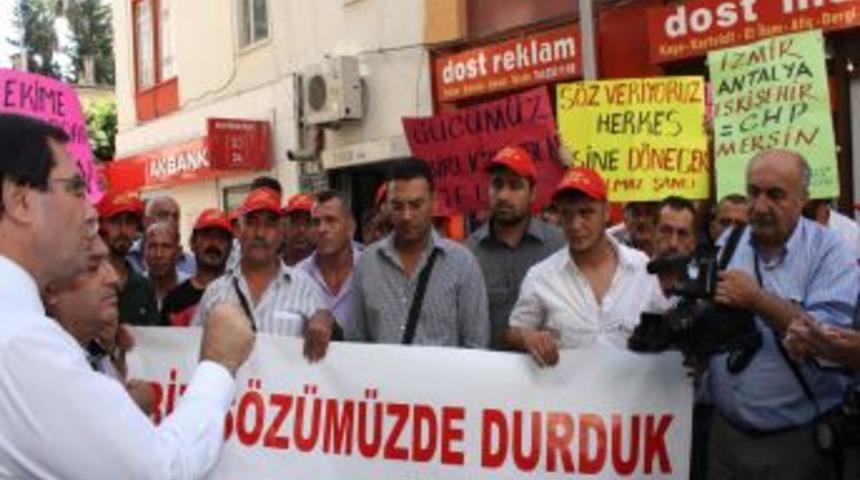 İşten atılan iş&ccedil;iler CHP &ouml;n&uuml;nde eylem yaptı