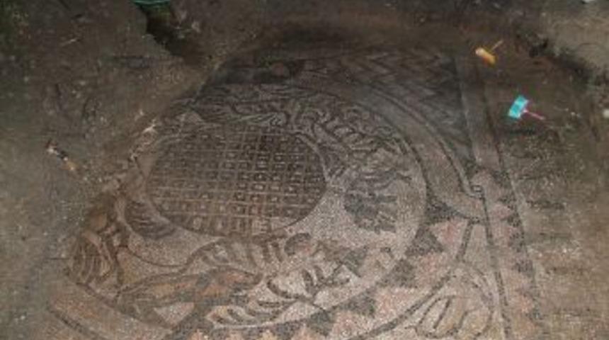 Ka&ccedil;ak kazıda &ccedil;ıkardıkları mozaikleri jandarmaya satmak istediler