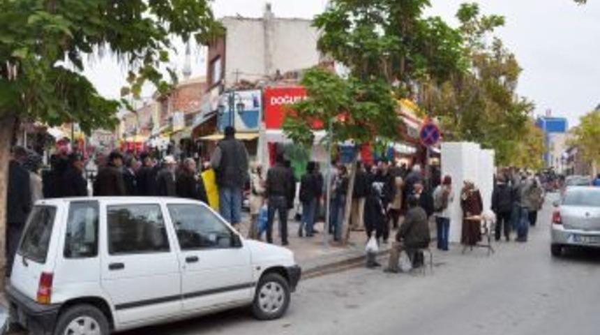 Cezaevinden &ccedil;ıkan ortağı şerefine 2 ton hamsiyi 2 TL'ye sattı