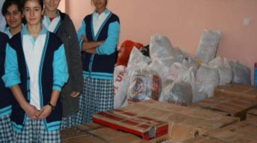 Depremzedeler, &ouml;ğrencilerin g&ouml;nderdiği battaniyelerle ısınacak