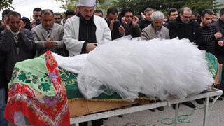 Esra öğretmen gelinliğiyle defnedildi