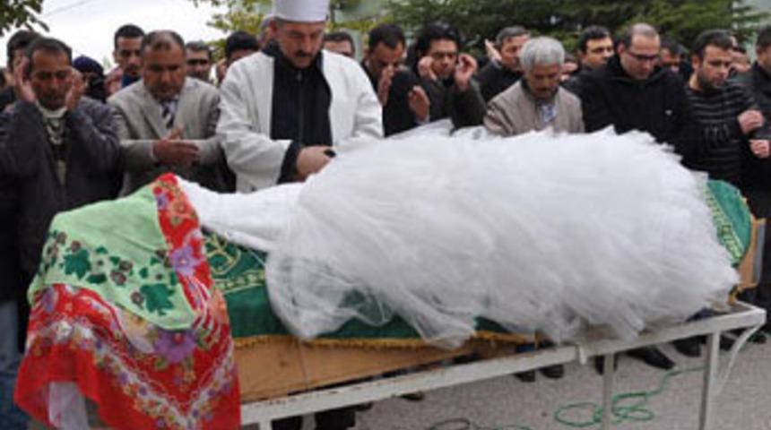 Esra öğretmen gelinliğiyle defnedildi