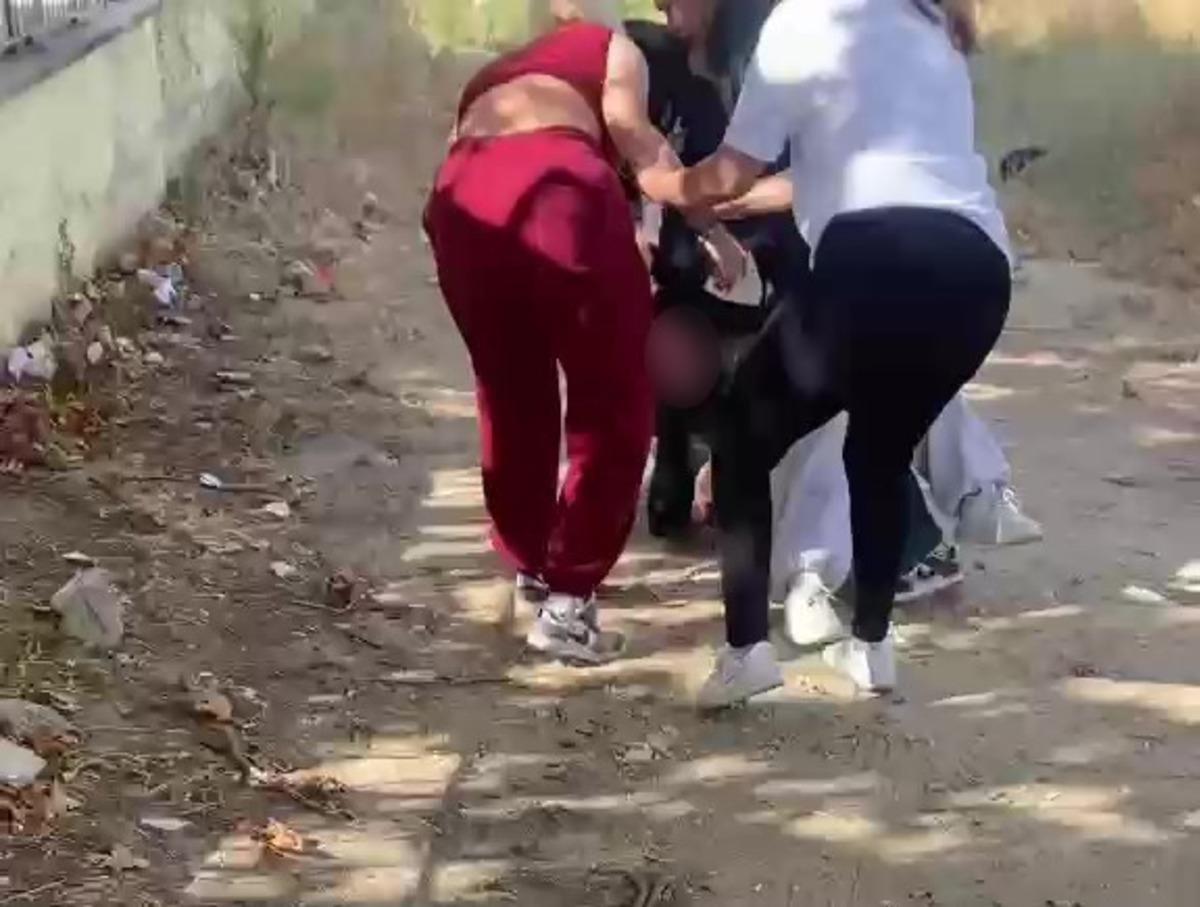 Akran zorbalığı sınır tanımadı: &Ouml;nce ıslattılar sonra darp ettiler! O anları anbean kaydettiler 4