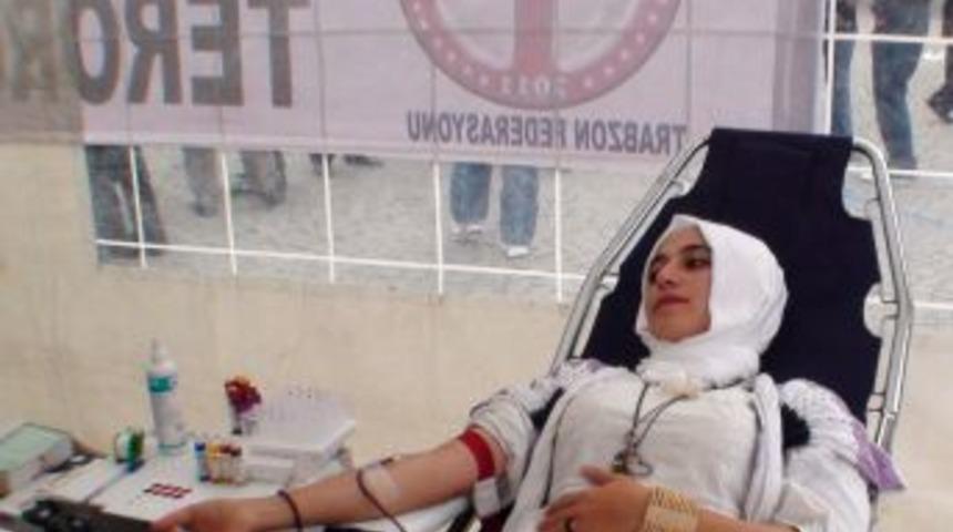 Trabzon&rsquo;un kurtuluş yılında depremzedeler i&ccedil;in kan bağışı yapıldı