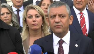 &Ouml;zg&uuml;r &Ouml;zel&rsquo;den CHP&rsquo;ye &ccedil;ok sert 'ikiy&uuml;zl&uuml;l&uuml;k' tepkisi: &ldquo;İş bu tarafa d&ouml;n&uuml;nce makas değiştiriyorlar&rdquo;