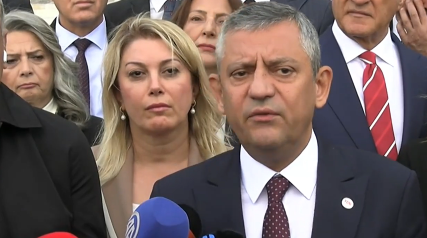 &Ouml;zg&uuml;r &Ouml;zel&rsquo;den CHP&rsquo;ye &ccedil;ok sert 'ikiy&uuml;zl&uuml;l&uuml;k' tepkisi: &ldquo;İş bu tarafa d&ouml;n&uuml;nce makas değiştiriyorlar&rdquo;