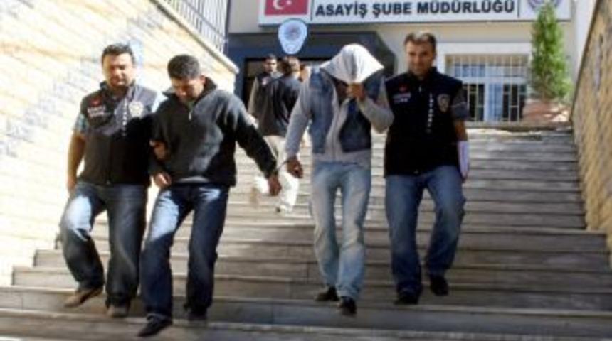 Yeni gelini 'yoğurtlu &ccedil;orba&rsquo; bahanesiyle gasp etmiş