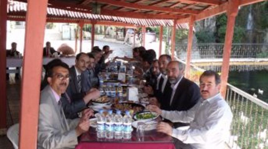 Dinar Belediyesi imam ve m&uuml;ezzinleri yemekte buluşturdu