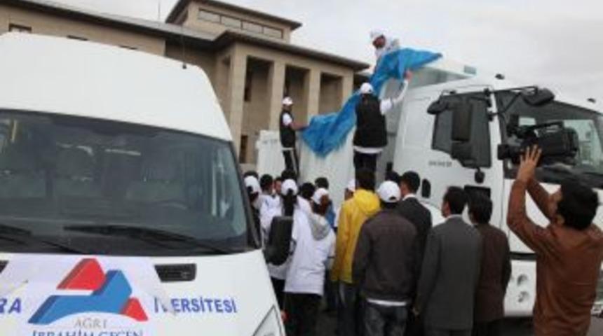 &Uuml;niversiteliler, topladığı yardımları Arısu k&ouml;y&uuml;nde depremzedelere dağıttı