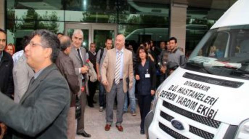 Van'dan d&ouml;nen D&Uuml; sağlık ekibi, karanfillerle karşılandı