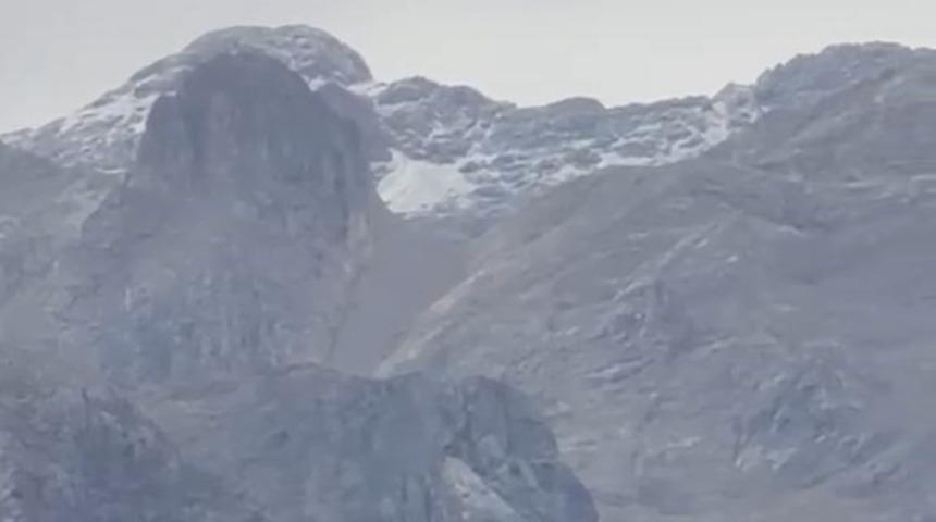 Tunceli&rsquo;de mevsimin ilk karı y&uuml;ksek kesimlere yağdı