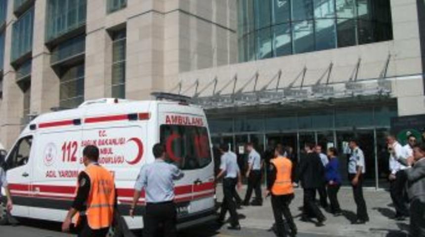 Adalet Sarayı'nda Bı&ccedil;aklı kavgada 9 kişi g&ouml;zaltına alındı