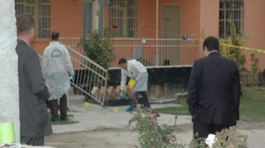 Tartıştığı eşinin &uuml;zerine pompalı t&uuml;fekle kurşun yağdırdı