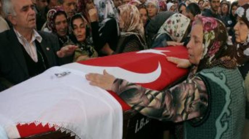 Depremde vefat eden &ouml;ğretmen Emel son yolculuğuna uğurlandı