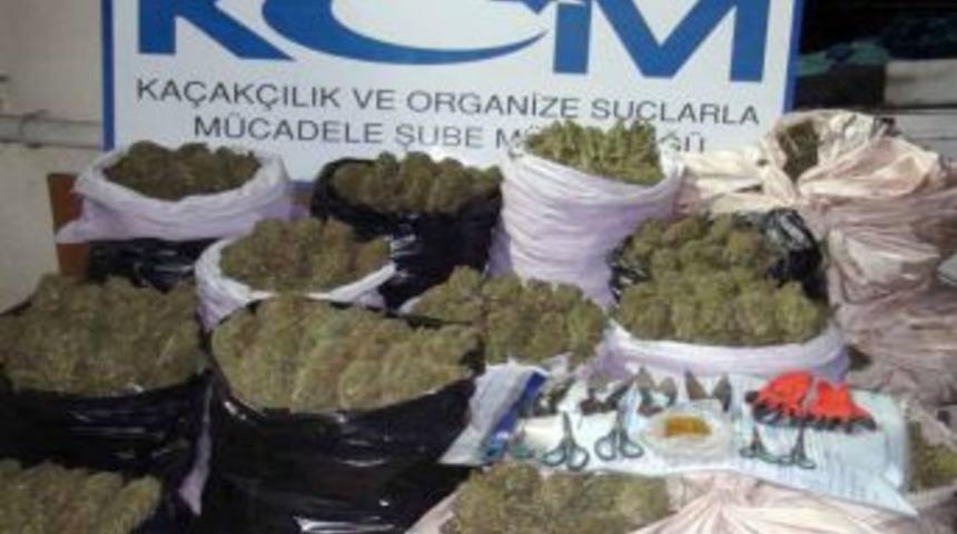 Kiraladıkları l&uuml;ks daireyi esrar imalathanesine &ccedil;evirmişler