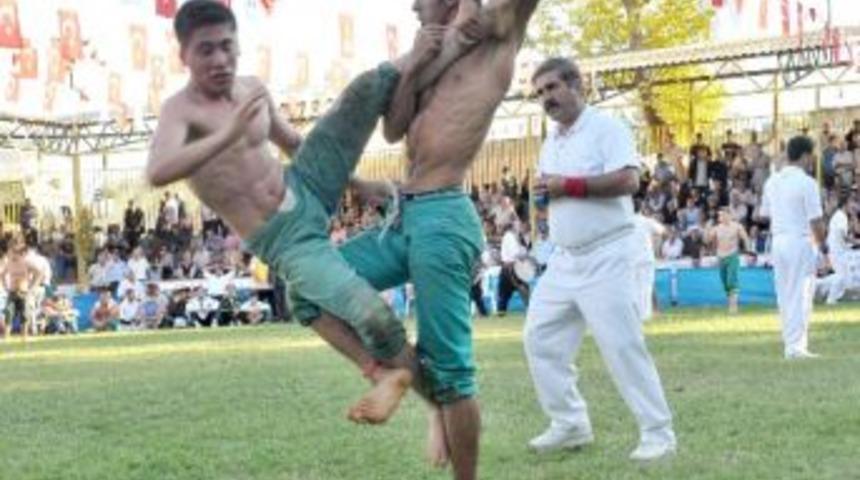 Kahramanmaraş'ta Karakucak g&uuml;reşleri izleyenleri coşturdu