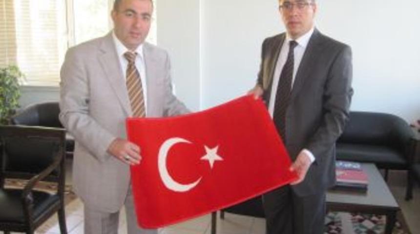 Muzaffer &Ccedil;intimar, Nevşehir'den Ay - yıldızlı Niğde halısı ile uğurlandı