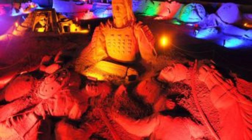 Kum heykeller veda ediyor