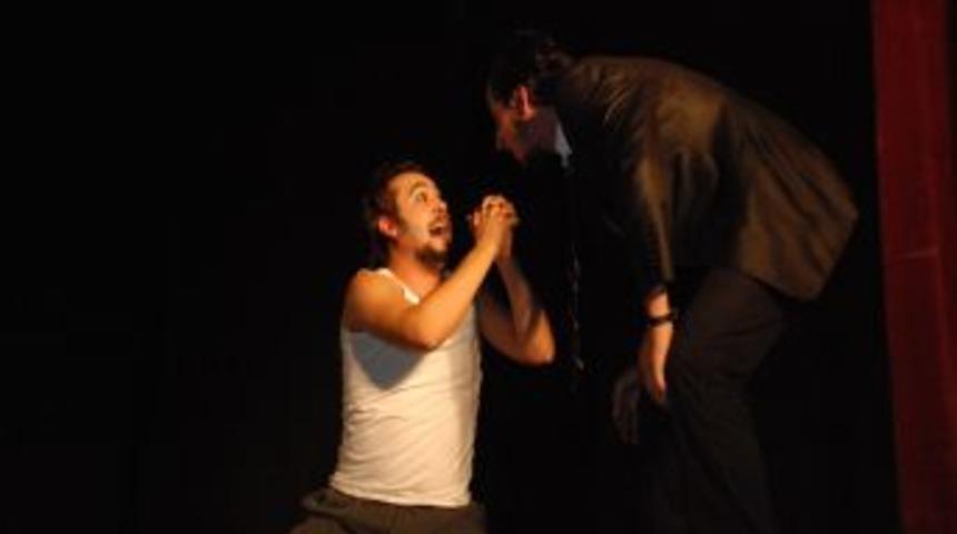 Tiyatro aşklarını tiyatroyla anlattılar