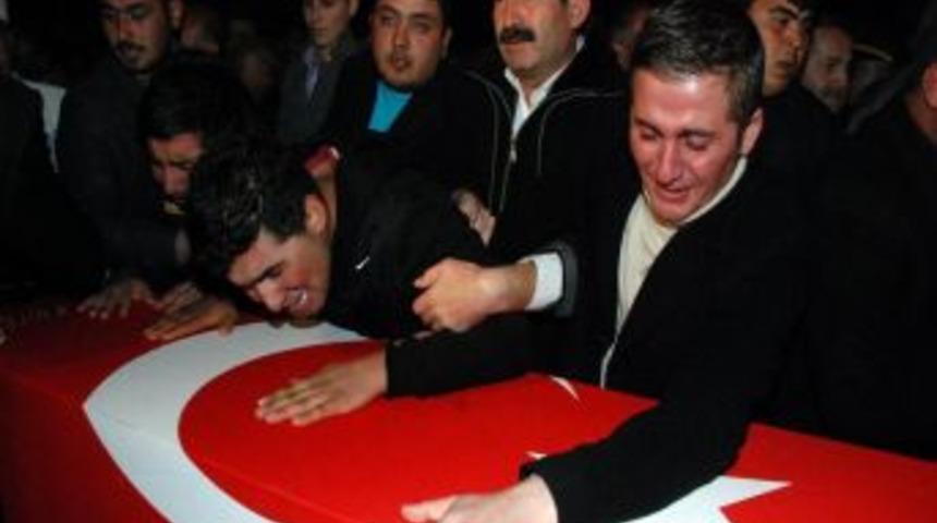 G&ouml;&ccedil;&uuml;k altında kalan uzman &ccedil;avuş ve ailesi defnedildi