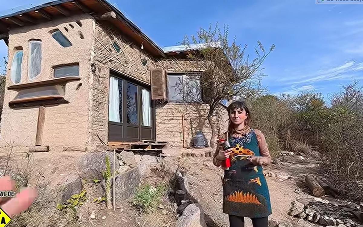 Şehir hayatını bırakıp dağlara yerleşti! Evini çöpten yaptı 1