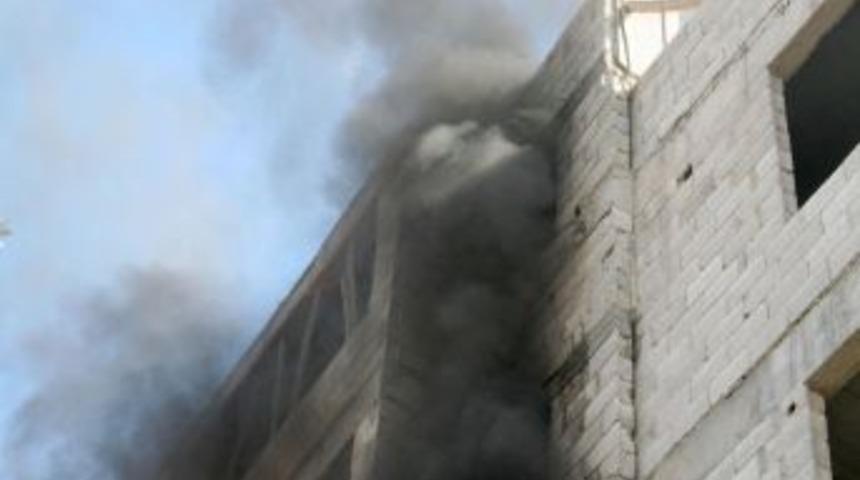 Ekipleri karşısında g&ouml;r&uuml;nce evini ateşe vererek yıkımı engellemeye &ccedil;alıştı