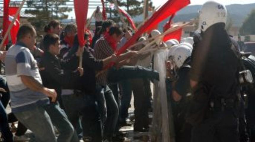 &Ccedil;evik Kuvvet ekibinin tatbikatını izleyen &ccedil;ocuklara, balon s&uuml;prizi